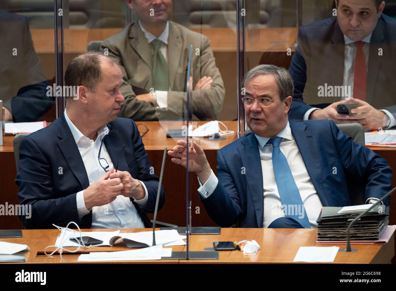 Da sinistra a destra Dr. Joachim STAMP, FDP, Ministro dei Bambini, della Famiglia, dei rifugiati e dell'integrazione dello Stato della Renania Settentrionale-Vestfalia e Vice primo Ministro, Armin LASCHET, CDU, primo Ministro della Renania Settentrionale-Vestfalia, ora in corso sull'argomento; I giornalisti si lamentano degli attacchi della polizia durante la manifestazione contro il progetto di legge del governo per un'assemblea - cosa dice il governo dello Stato riguardo alle accuse sollevate? E, la dimostrazione contro la legge di assemblea Â‚Ã „Ã¬ del governo statale deve chiarire le accuse, 135a sessione plenaria nel parlamento di Stato del Nord Reno-W. Foto Stock