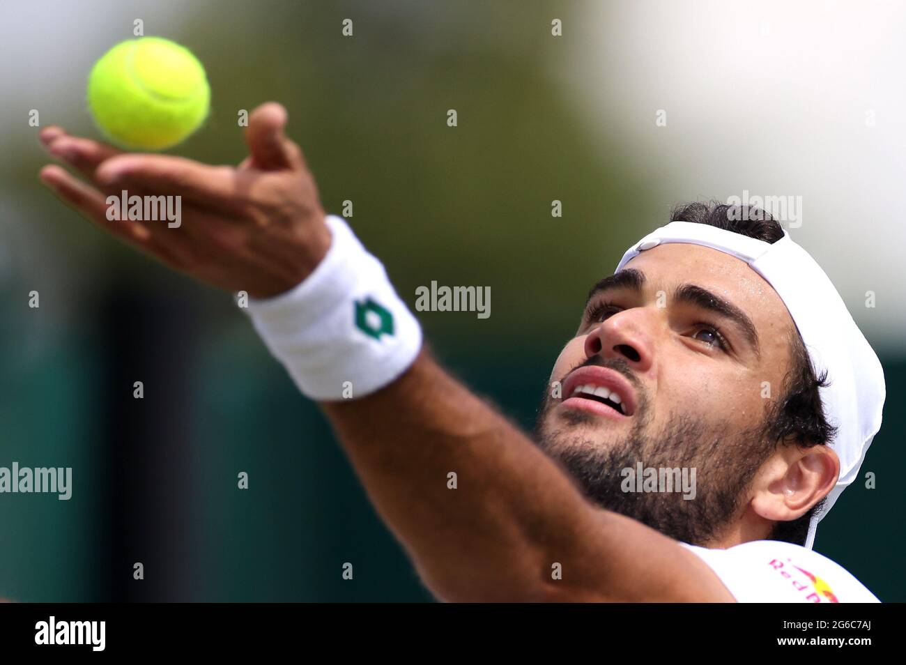 Matteo Berrettini serviva contro Ilya Ivashka nel round del 16 sul campo 12 il giorno 7 di Wimbledon all'All England Lawn Tennis and Croquet Club di Wimbledon. Data immagine: Lunedì 5 luglio 2021. Foto Stock