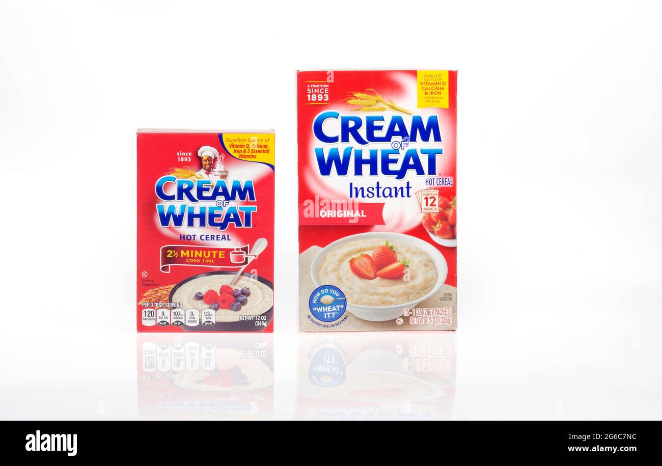 Nuove e vecchie scatole di Crema di grano che mostrano il cambiamento nel logo Foto Stock