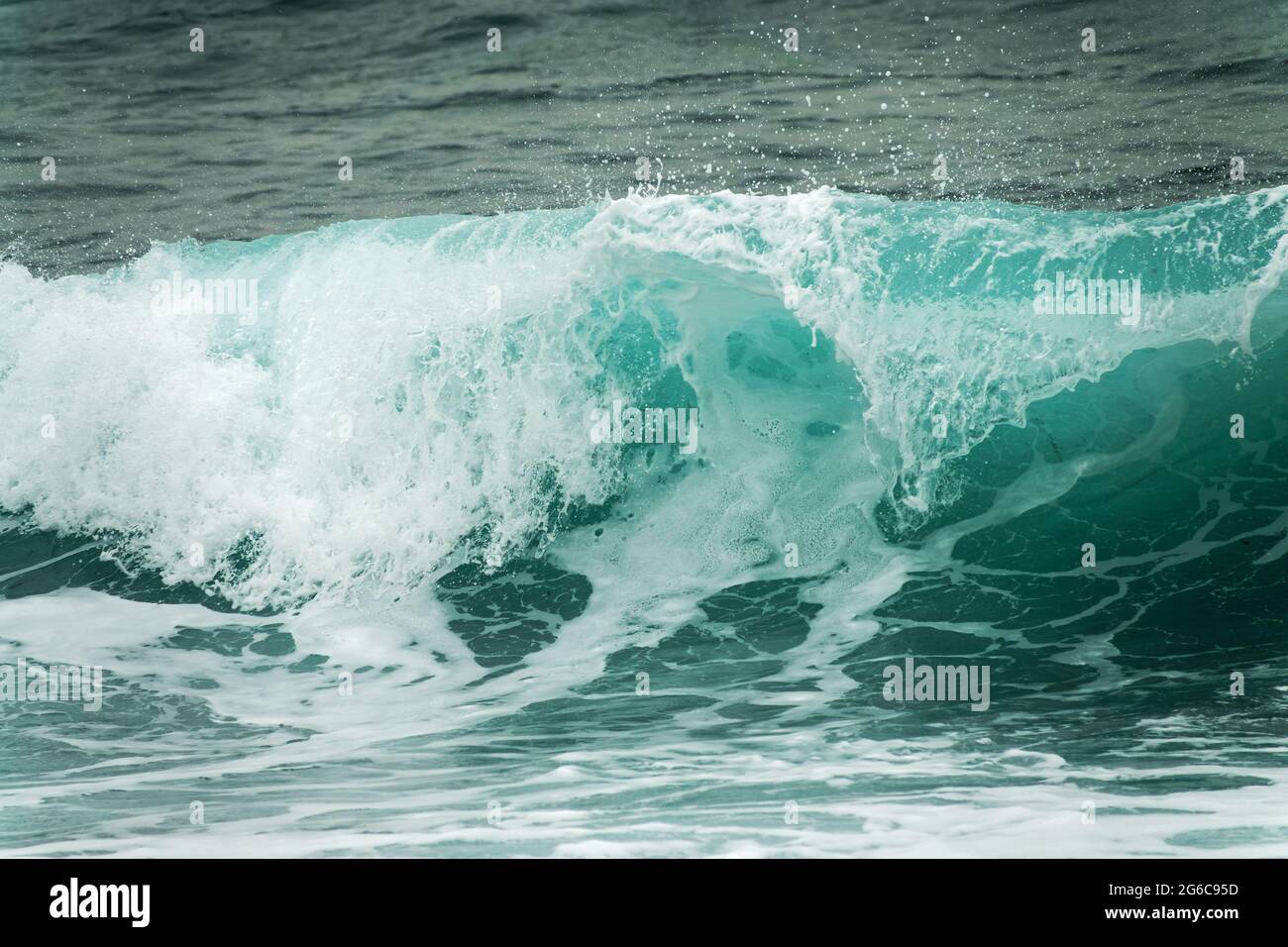 Primo piano di un'onda. Blu acqua limpida spruzzi, sfondo oceano. Foto Stock