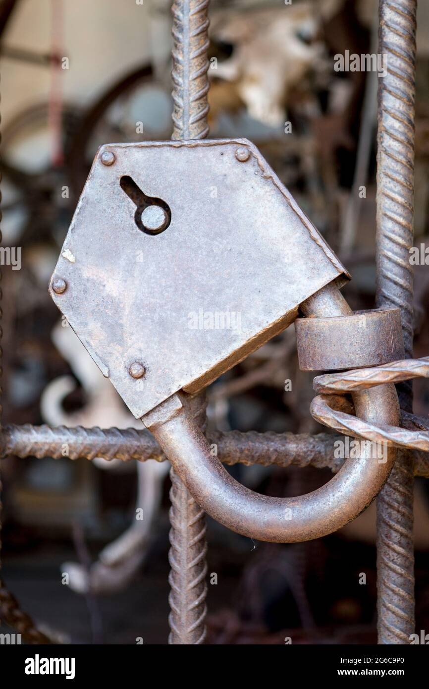 Vecchio lucchetto grande arrugginito Foto Stock