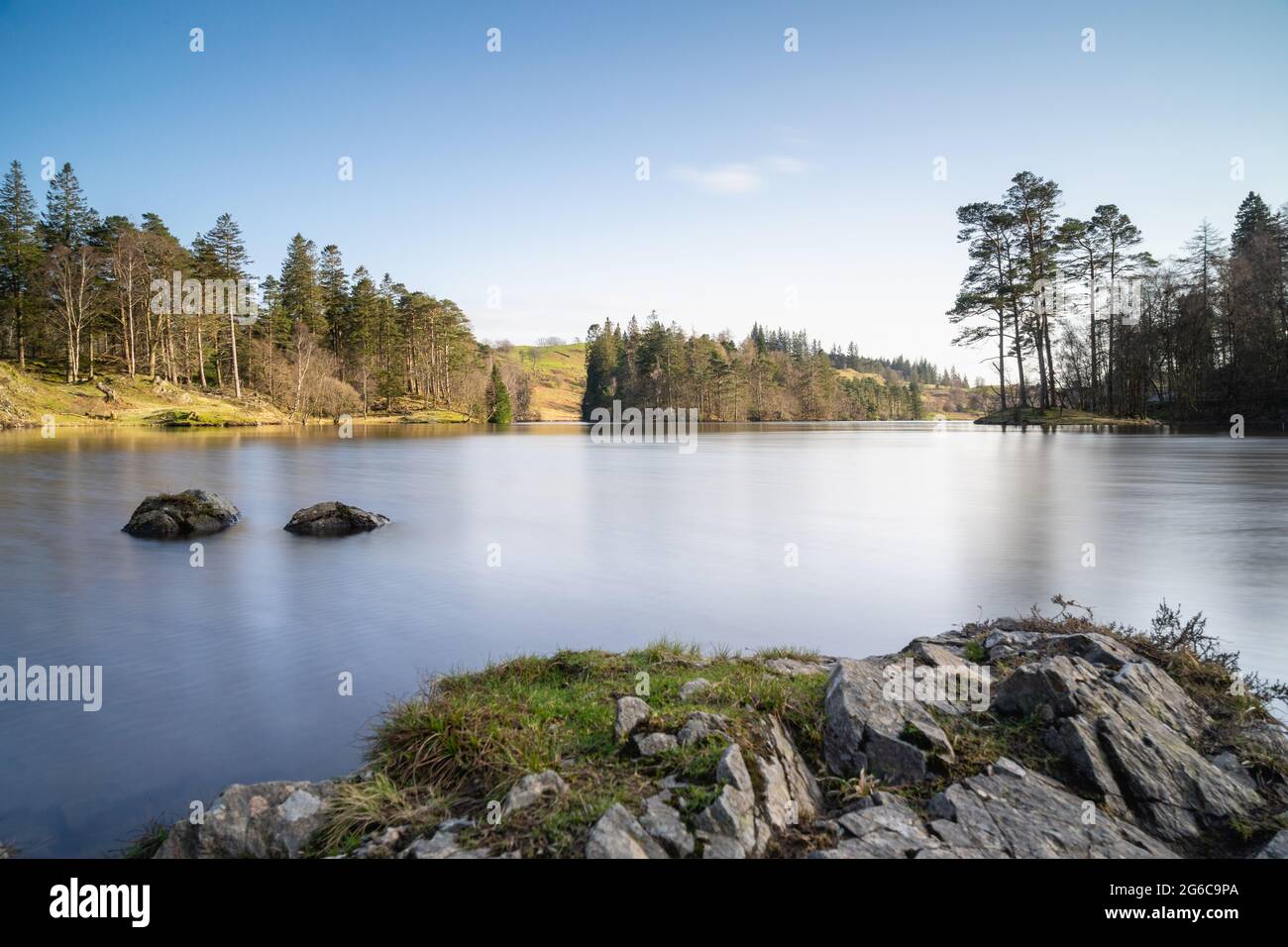 Foto di paesaggio a Tarn Hows nel Parco Nazionale del Distretto dei Laghi. Si tratta di una lunga esposizione. Foto Stock