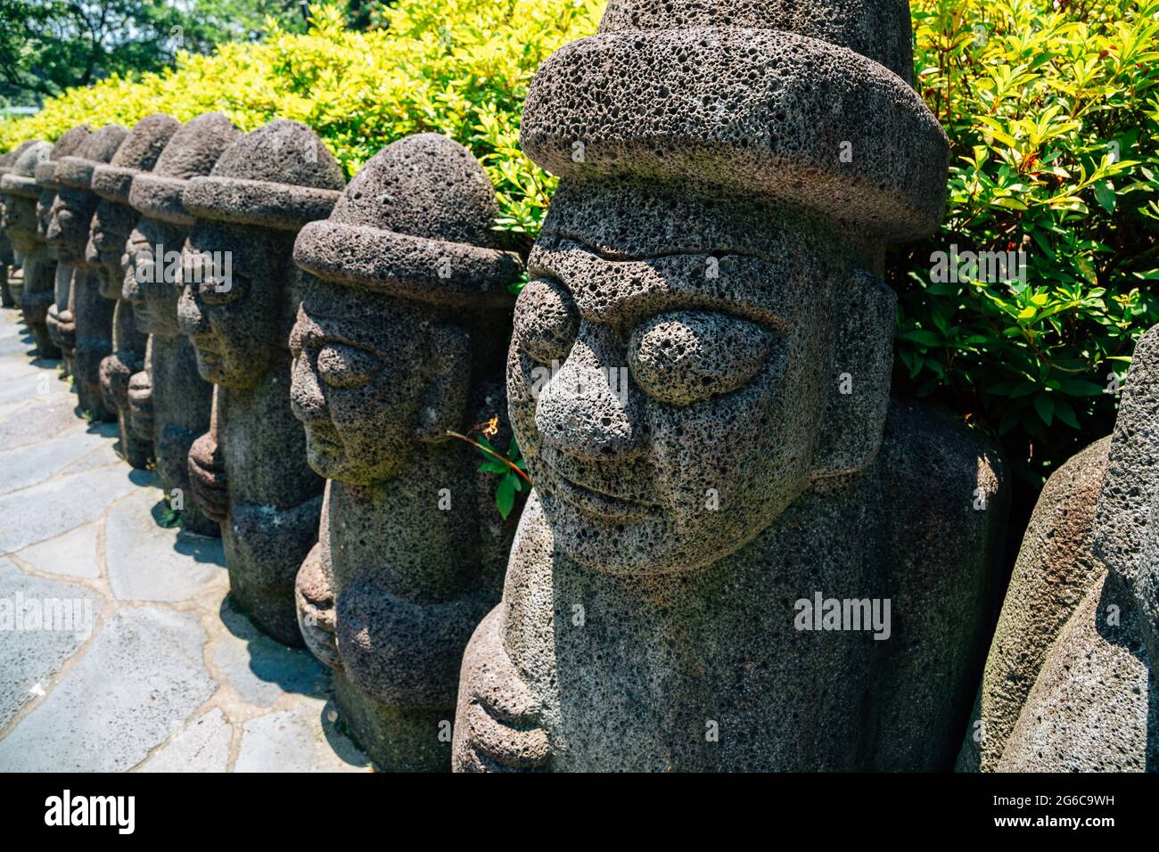 Scultura di nonno di pietra di harebang DOL alle cascate di Cheonjiyeon nell'isola di Jeju, Corea Foto Stock