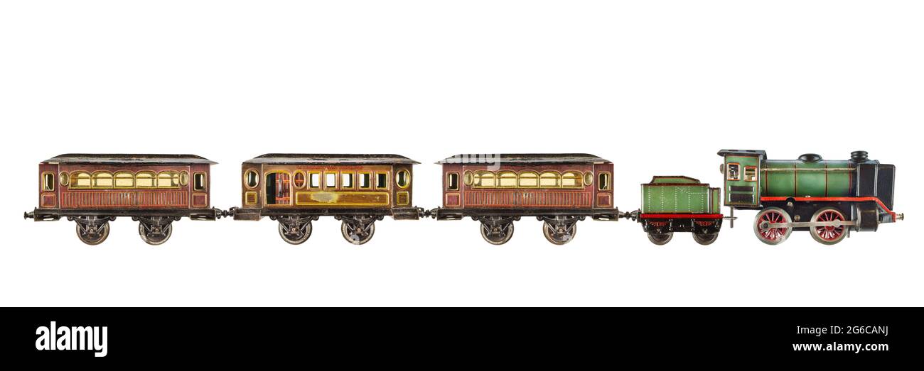 Treno giocattolo vintage per passeggeri arrugginito e intemperie con locomotiva isolata su sfondo bianco Foto Stock