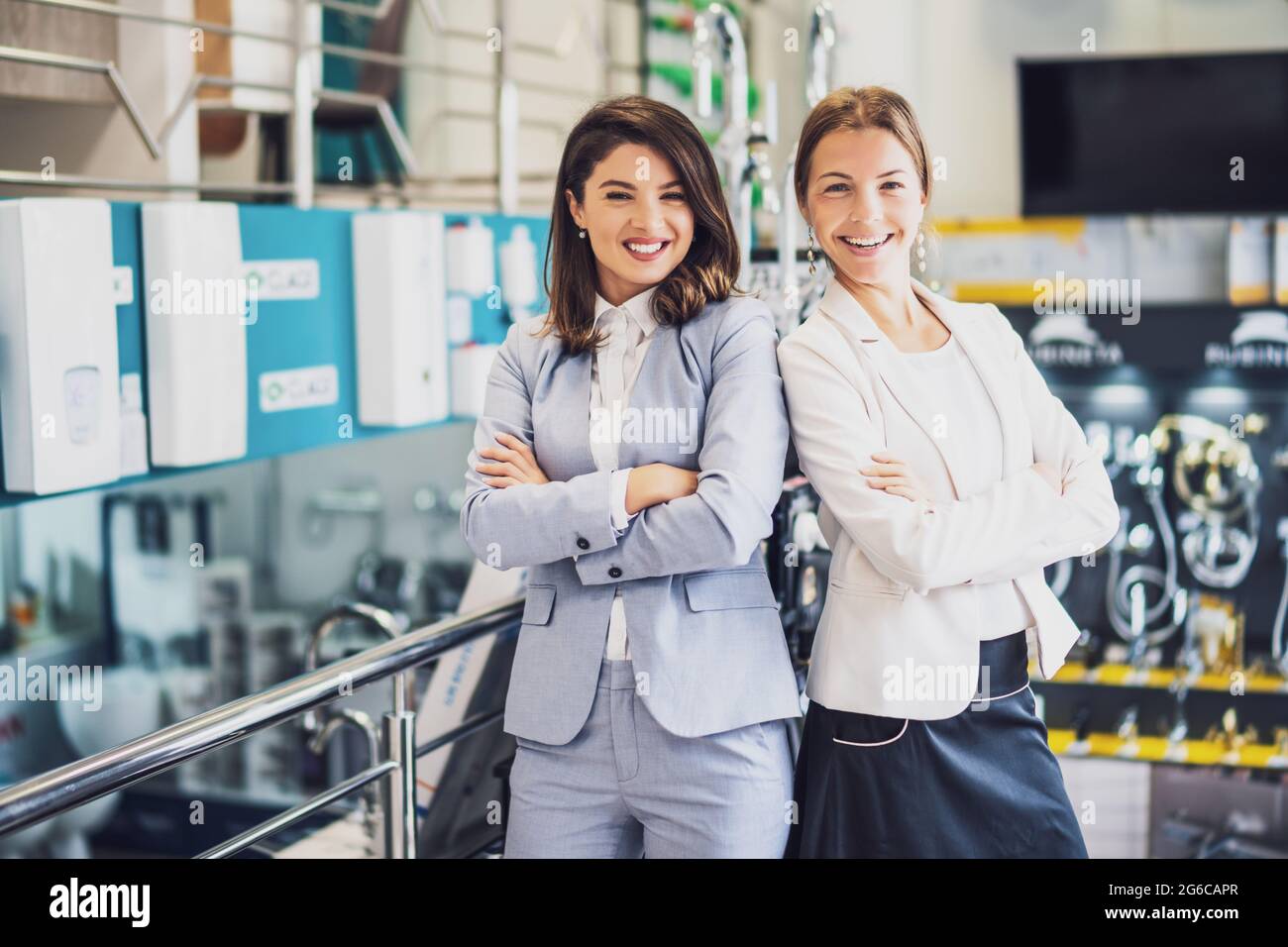 Due donne che hanno un piccolo negozio di articoli da bagno per affari. Sono partner commerciali. Concetto di imprenditrice femminile. Foto Stock