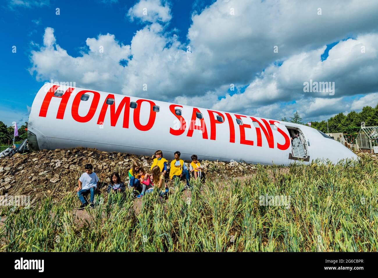 Londra, Regno Unito. 5 luglio 2021. I bambini in giubbotti sgonfi emergono provvisoriamente dal relitto dell'aereo schiantato - rappresentano i sopravvissuti e sono la nuova generazione che affronterà questa 'minaccia di estinzione'. Estinzione progettata da Felicity o'Rourke, un Global Impact Garden, che affronta la sesta minaccia di estinzione di massa per il nostro pianeta, causata dal nostro continuo sfruttamento e distruzione delle sue risorse naturali. Era precedentemente un pilota della linea aerea per Easyjet prima che diventasse un progettista del giardino e una campagna ambientale. Hampton Court Garden Festival - credito: Guy Bell/Alamy Live NE Foto Stock