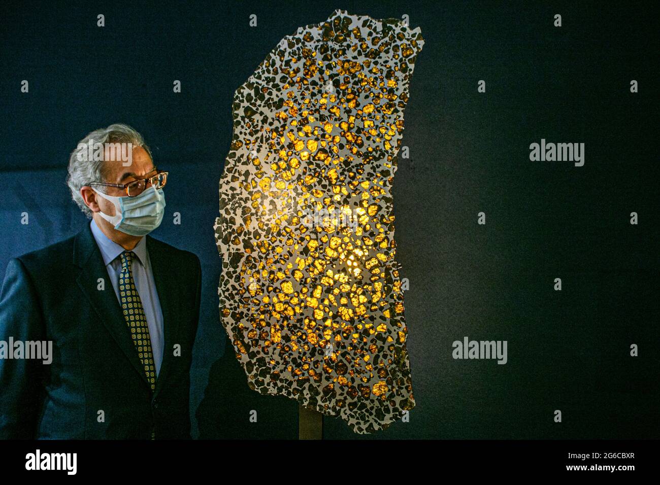 LONDRA 5 luglio 2021. Immagine: UNA FETTA MONOLITICA DEL METEORITE DI FUKANG PALLASITE - PAL FUKANG, PROVINCIA DI XINJIANG – (44°26' N, 87°38' e) stima: GBP 350,000 - GBP 550,000 offerti alla vendita eccezionale di Christie's King Street come parte della settimana classica. Credit amer Ghazzal/Alamy Live News Foto Stock