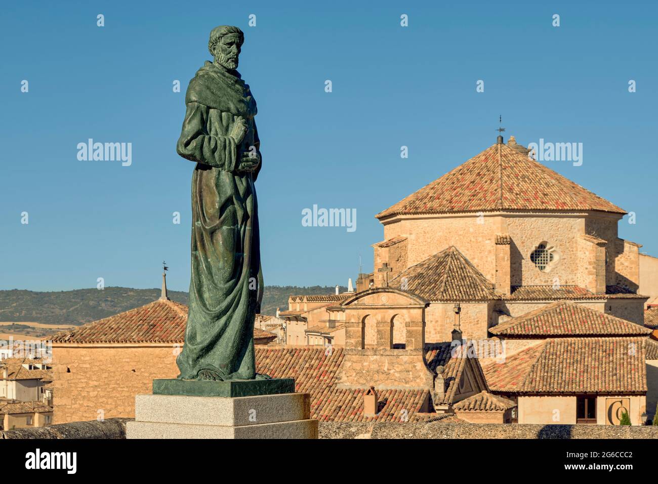 Scultura di Fray Luis de Leon realizzata in bronzo dallo scultore Javier Barrios e la chiesa di San Pedro sullo sfondo. Cuenca, Castilla la Mancha, Spagna Foto Stock