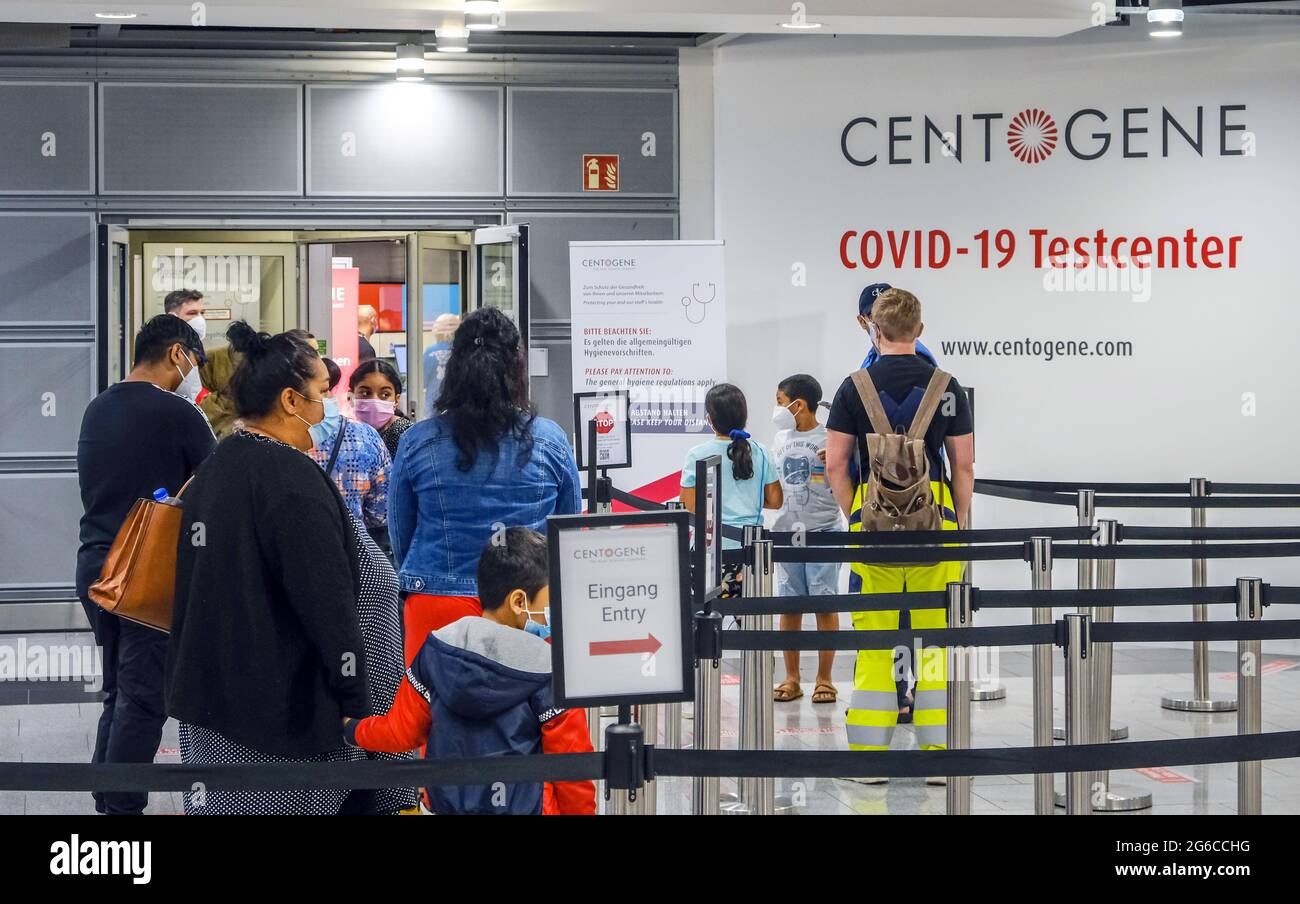 Duesseldorf, Nord Reno-Westfalia, Germania - Aeroporto di Duesseldorf, test rapido Covid presso il centro di test Covid-19 Centogene nel terminal. Foto Stock