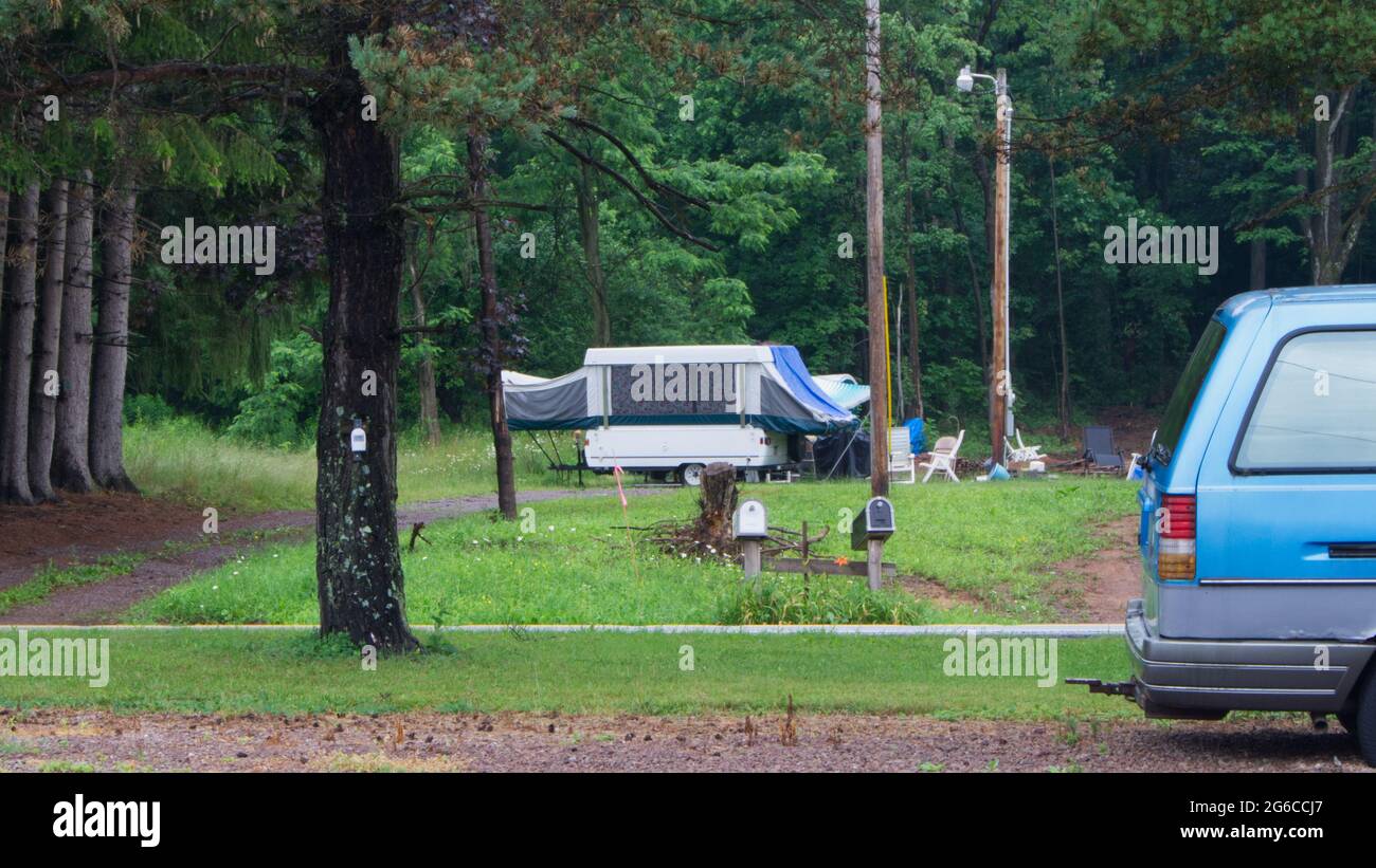 Un piccolo rimorchio pop-up Camping nel bosco Foto Stock Un piccolo rimorchio pop-up Camping nel bosco Foto Stock
