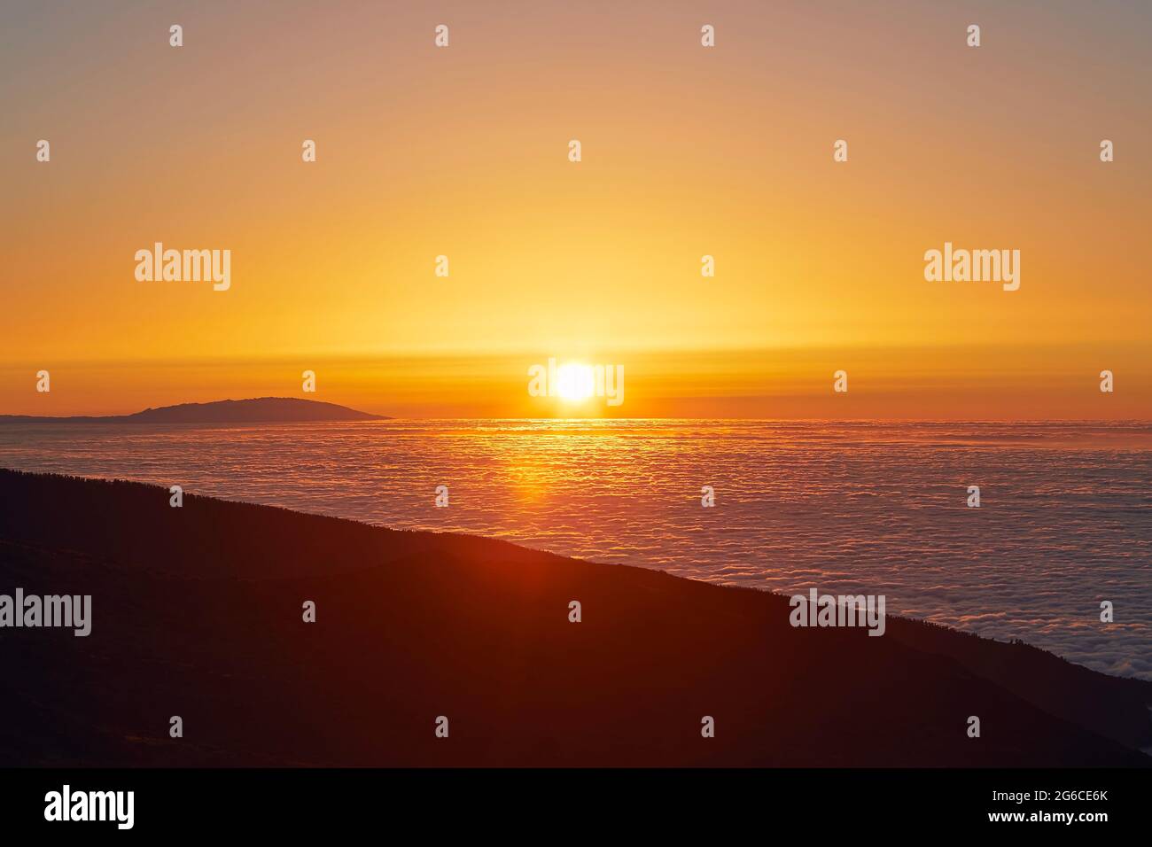 Sole sopra le nuvole. Paesaggio montano al tramonto dorato. Tenerife, Isole Canarie, Spagna. Foto Stock