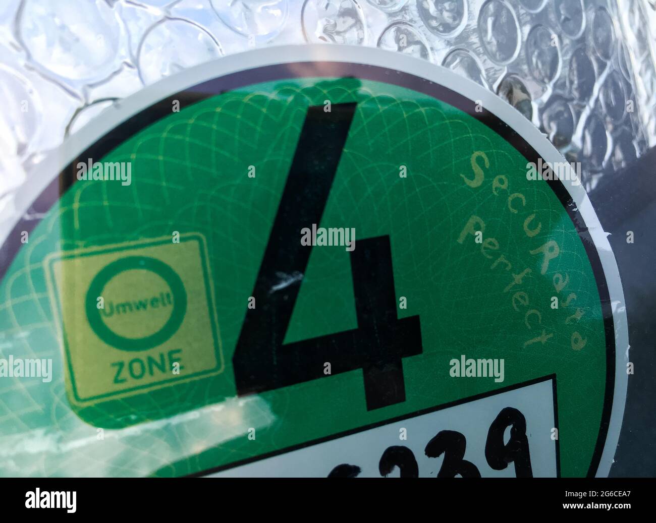 Adesivo tedesco sulle emissioni, umwelt zona 4, il logo di un adesivo per zone a bassa emissione per i quartieri centrali di Berlino. Foto Stock