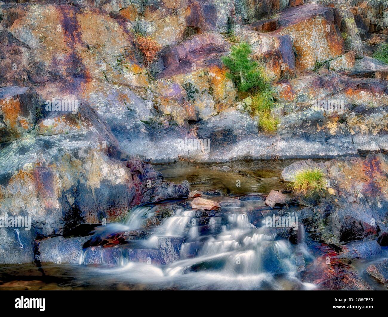 Di piccole dimensioni con waterfal lichen coperto le rocce su Glen Torrente alpino caduto vicino Lago di foglia. California Foto Stock