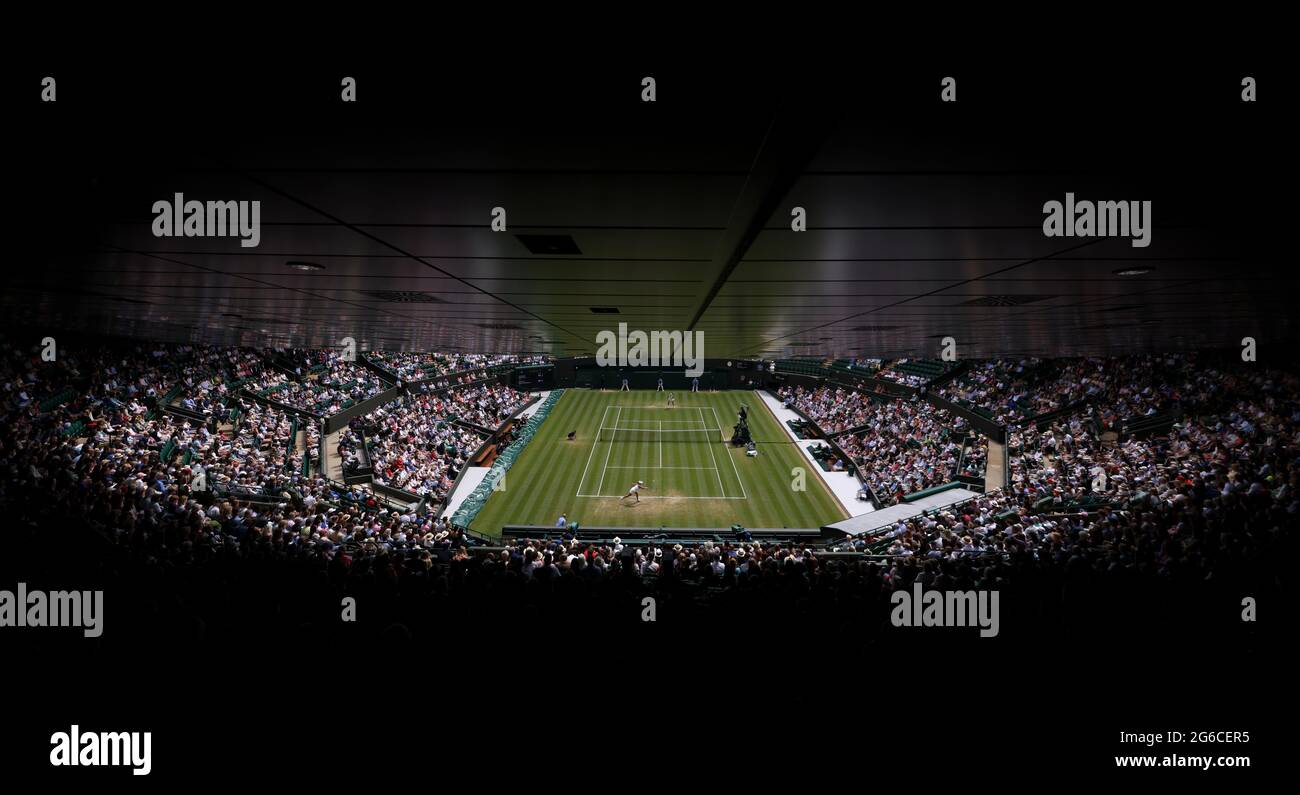 Ashleigh Barty (in basso) contro Barbora Krej?íková (in alto) il settimo giorno di Wimbledon all'All England Lawn Tennis and Croquet Club, Wimbledon. Data immagine: Lunedì 5 luglio 2021. Foto Stock