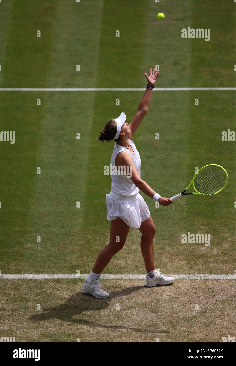 Barbora Krej?íková in azione contro Ashleigh Barty il giorno 7 di Wimbledon all'All England Lawn Tennis and Croquet Club, Wimbledon. Data immagine: Lunedì 5 luglio 2021. Foto Stock
