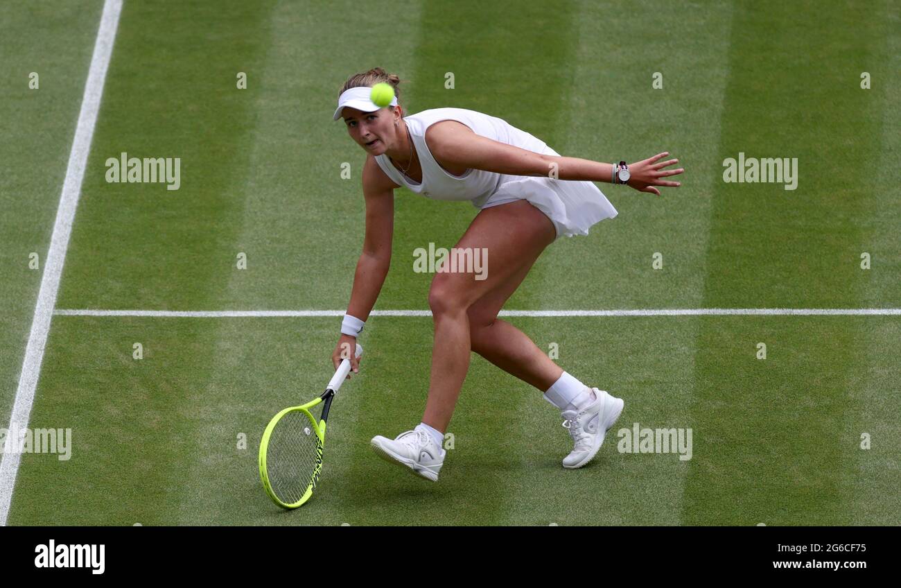 Barbora Krej?íková in azione contro Ashleigh Barty il giorno 7 di Wimbledon all'All England Lawn Tennis and Croquet Club, Wimbledon. Data immagine: Lunedì 5 luglio 2021. Foto Stock