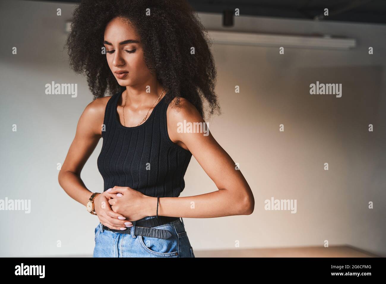 Bella giovane donna che soffre di periodi dolorosi Foto Stock