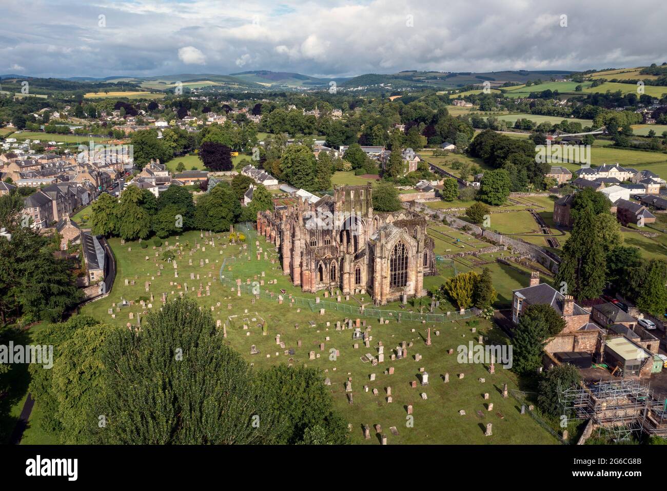 Vista aerea dell'abbazia di Melrose, dei confini scozzesi, della Scozia, del Regno Unito. Foto Stock