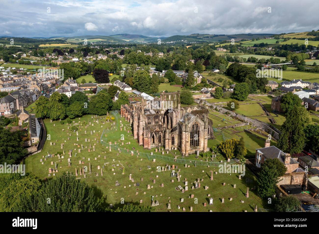 Vista aerea dell'abbazia di Melrose, dei confini scozzesi, della Scozia, del Regno Unito. Foto Stock