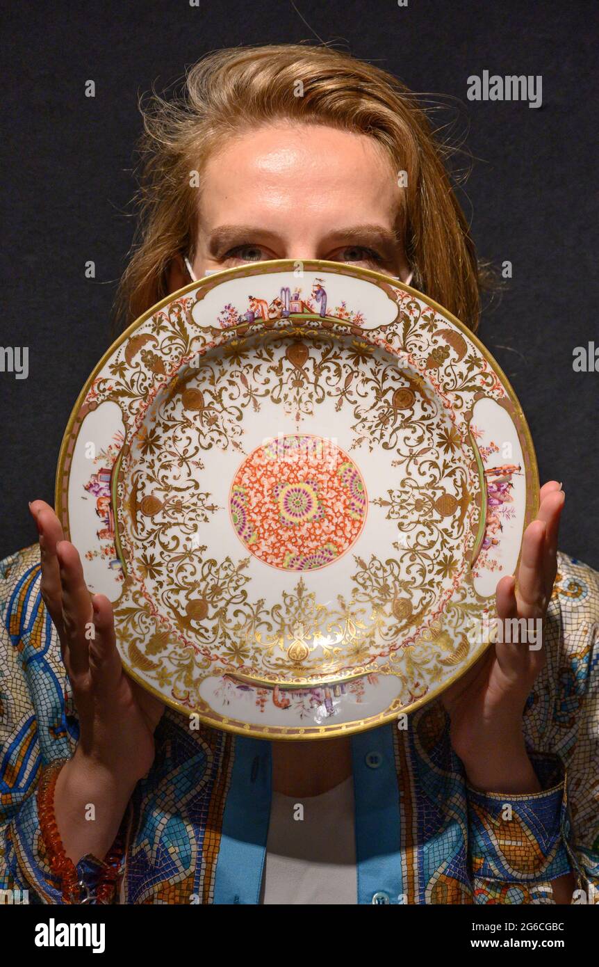 Bonhams, Londra, Regno Unito. 5 luglio 2021. La settimana dei Classici a Bonhams comprende i 500 anni di vendita europea della ceramica il 6 luglio. Immagine: Uno stand circolare Meissen, circa 1726, stima: £20,000-30,000. Credit: Malcolm Park/Alamy Live News Foto Stock