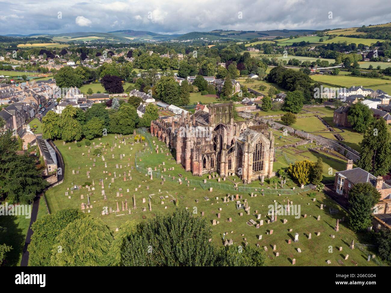 Vista aerea dell'abbazia di Melrose, dei confini scozzesi, della Scozia, del Regno Unito. Foto Stock