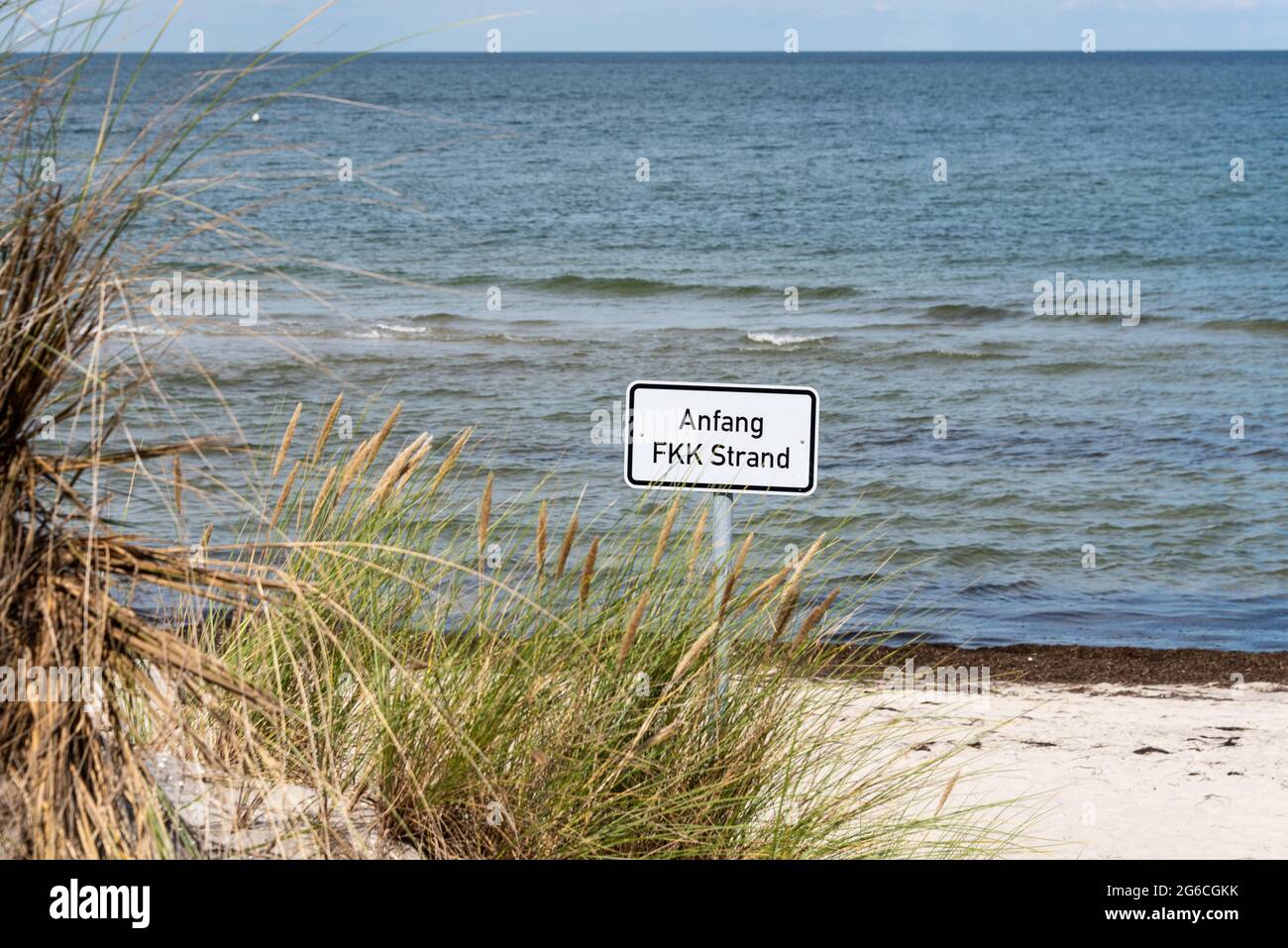 Schild 'Anfang FKK Strand' kennzeichnet den Beginn des Strandbereichs in dem Personen (Nudisten) Das Baden und Sonnen ohne Kleidung erlaubt ist Foto Stock