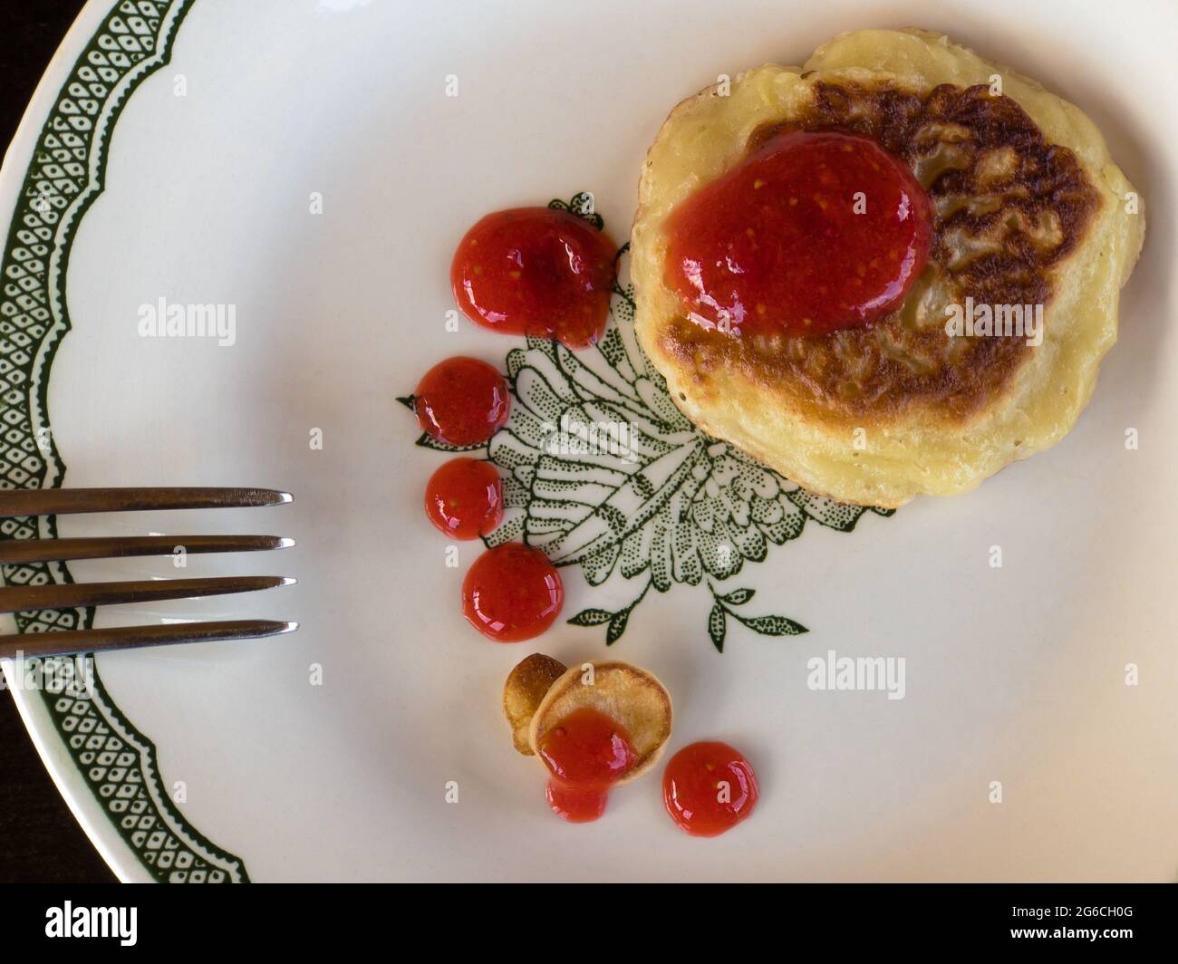 Vista dall'alto sul piatto con gocce di lampone fresco aromatizzato con pancake e mix di miele Foto Stock