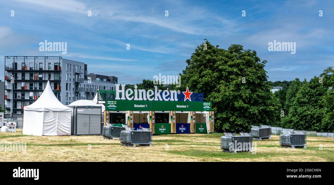 L'Heineken Bar si è installato presso il Royal Hospital Kilmainham, Dublino, Irlanda per la prima performance pilota in diretta in Irlanda dopo il blocco del covid. Foto Stock