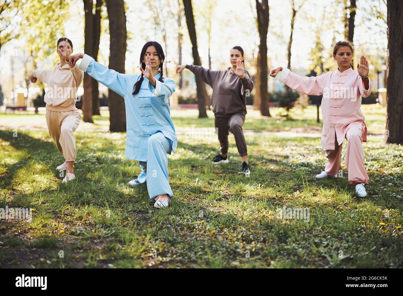 Pratica all'aperto di tecnica a frusta singola nel parco Foto Stock