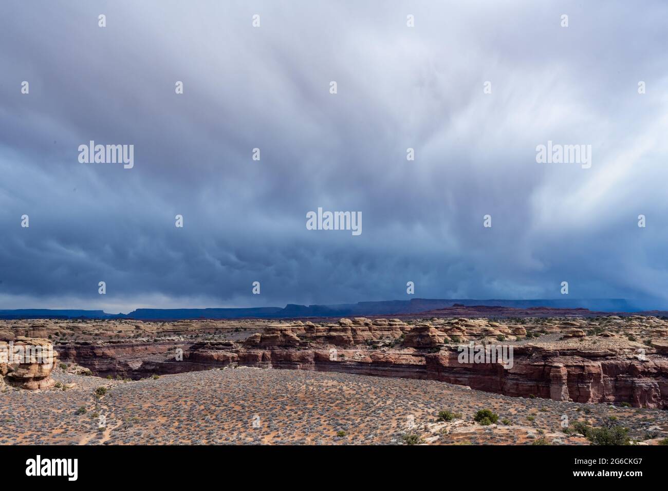 Nuvole testurizzate sopra la sezione degli aghi del Parco Nazionale delle Canyonlands Foto Stock