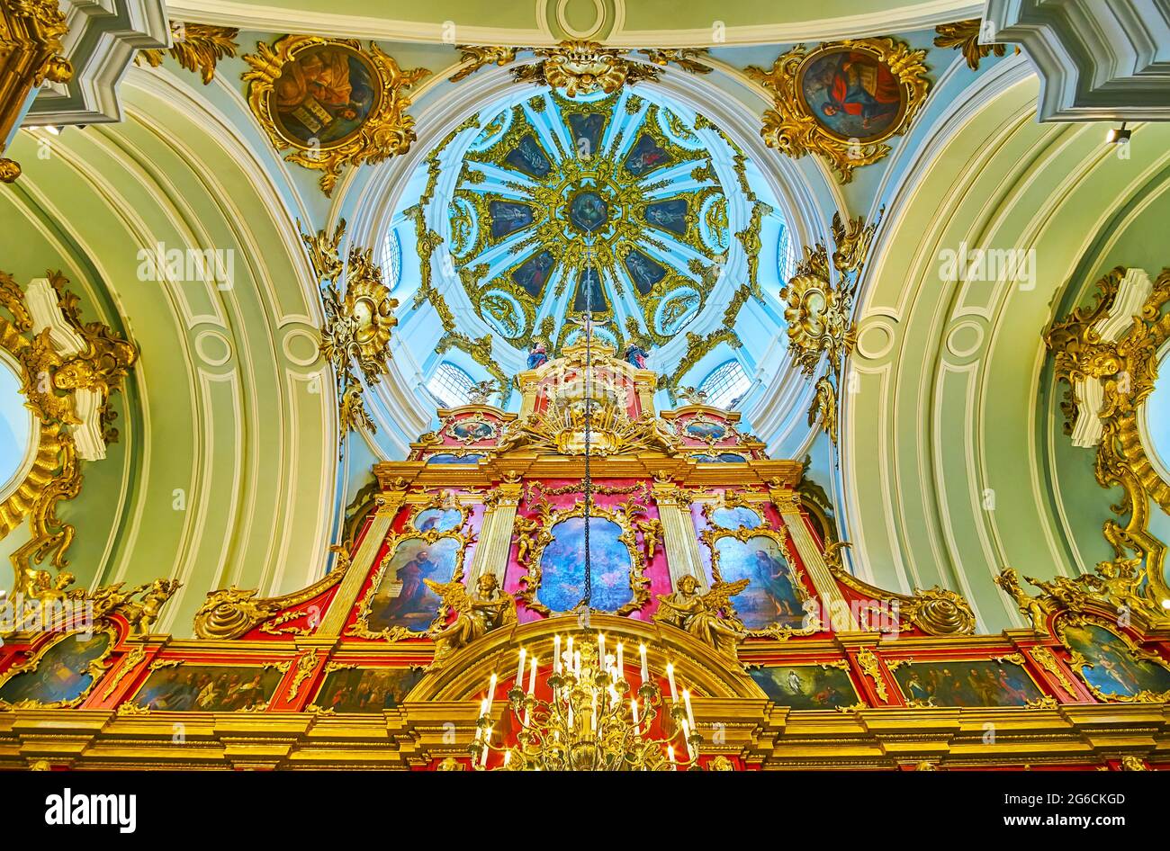 KYIV, UCRAINA - 18 MAGGIO 2021: Interno della straordinaria chiesa barocca di Sant'Andrea, creata dal famoso architetto italiano Bartolomeo Rastrelli, lo scorso maggio Foto Stock