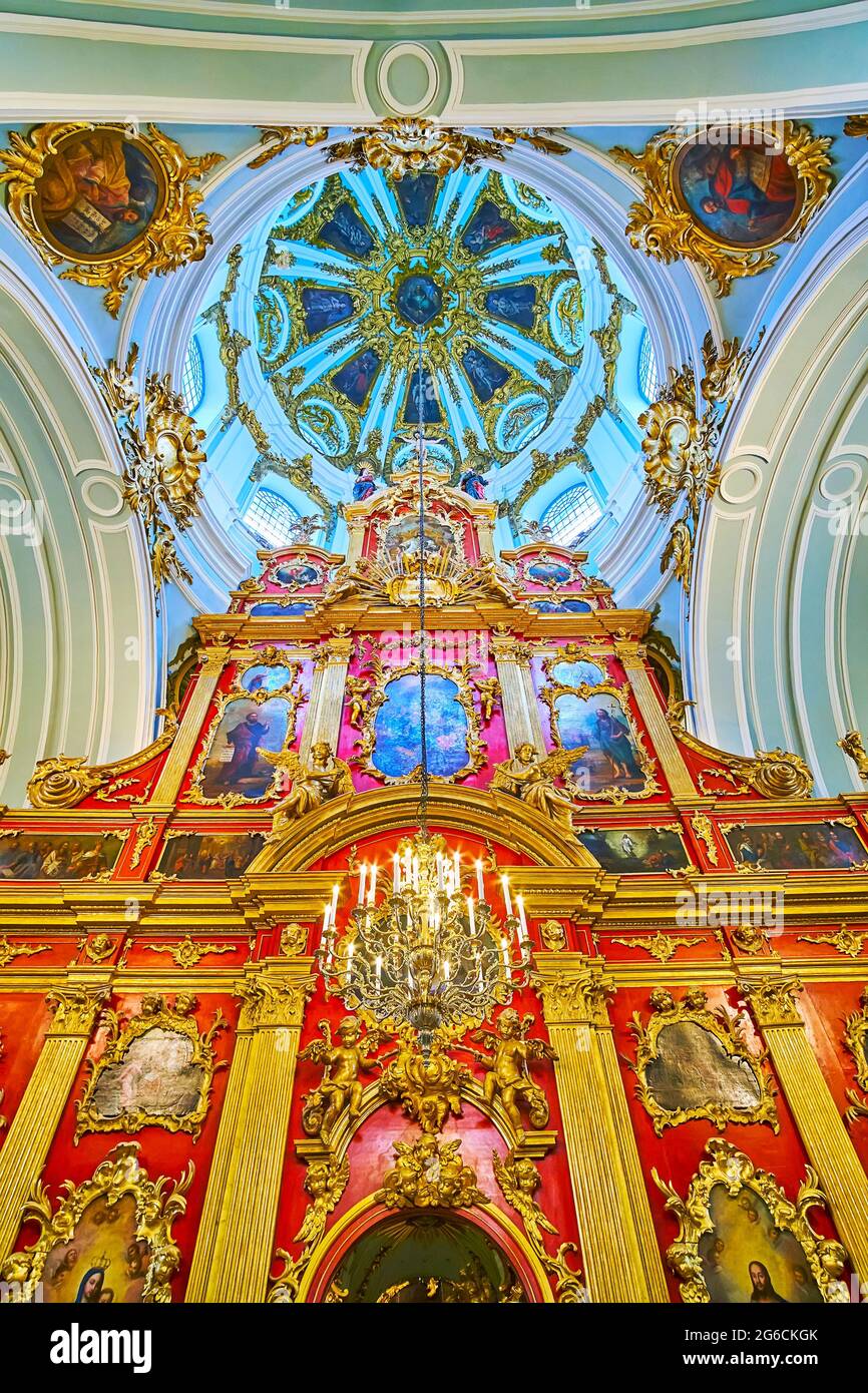 KIEV, UCRAINA - 18 MAGGIO 2021: La Chiesa di Sant'Andrea con notevole iconostasi rossa con decorazioni dorate e la cupola, coperta di dipinti e m Foto Stock