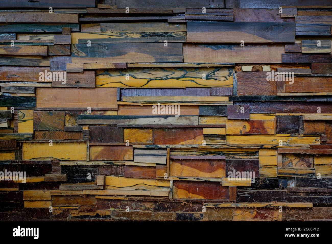 Le vecchie pareti sono fatte di diversi tipi di sfondo di tessitura di legno Foto Stock