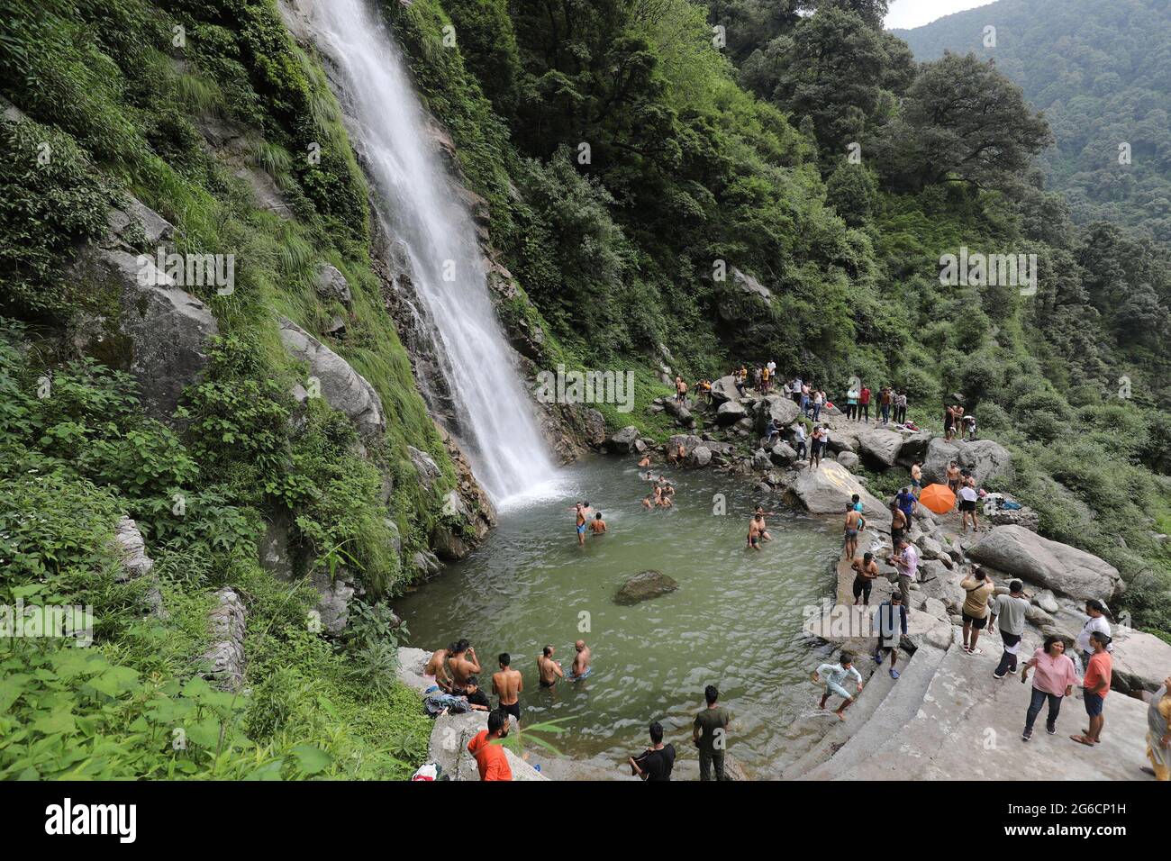 (210705) -- HIMACHAL PRADESH, 5 luglio 2021 (Xinhua) -- la gente si raffredda ad una cascata nel distretto di Kangra dello stato di Himachal Pradesh, India, 4 luglio 2021. (Str/Xinhua) Foto Stock (210705) -- HIMACHAL PRADESH, 5 luglio 2021 (Xinhua) -- la gente si raffredda ad una cascata nel distretto di Kangra dello stato di Himachal Pradesh, India, 4 luglio 2021. (Str/Xinhua) Foto Stock