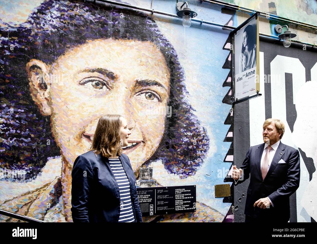 Re Willem-Alexander dei Paesi Bassi e il presidente tedesco Frank-Walter Steinmeier visitano la Anne Frank Zentrum a Berlino, in Germania, il 5 luglio 2021. Il Re e la Regina sono a Berlino per una visita di stato di tre giorni in Germania che segna il loro tour finale attraverso la Germania iniziato nel 2013. Foto di Robin Utrecht/ABACAPRESS.COM Foto Stock