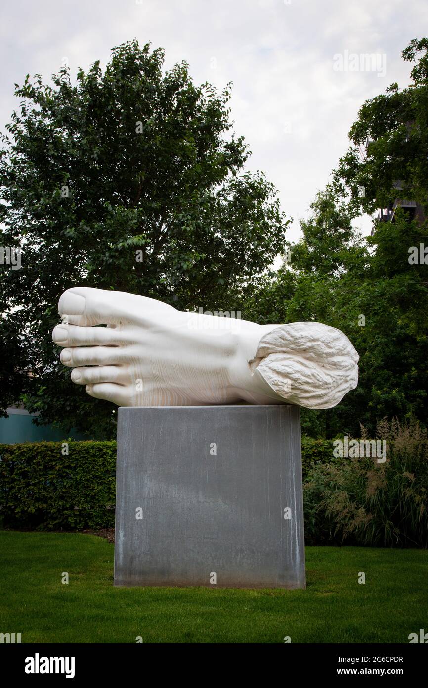 Modern Marriage (2014) di Simon Fujiwara, è una scultura di un grande piede bianco disincarnato con un anello dorato di nozze bloccato nella suola. Foto Stock