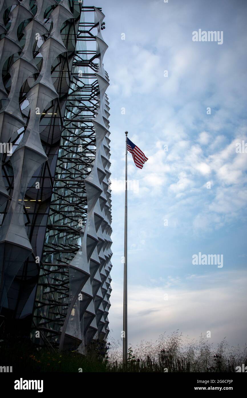 Bandiera americana di fronte alla nuova ambasciata americana progettata dagli architetti KieranTimberlake nel nuovo distretto di sviluppo di Londra Nine Elms. Foto Stock