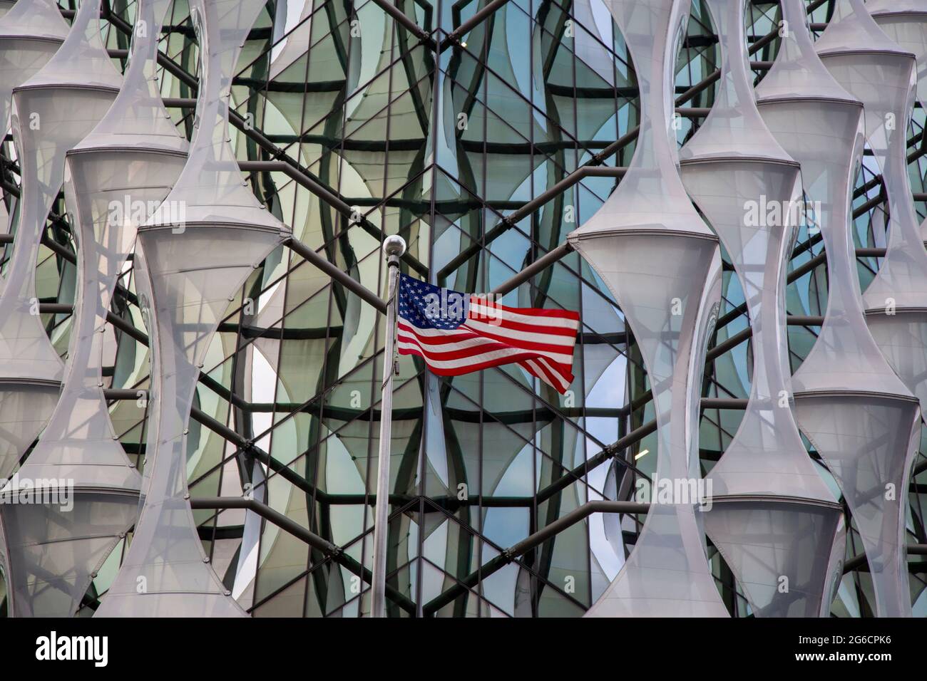 Bandiera americana di fronte alla nuova ambasciata americana progettata dagli architetti KieranTimberlake nel nuovo distretto di sviluppo di Londra Nine Elms. Foto Stock