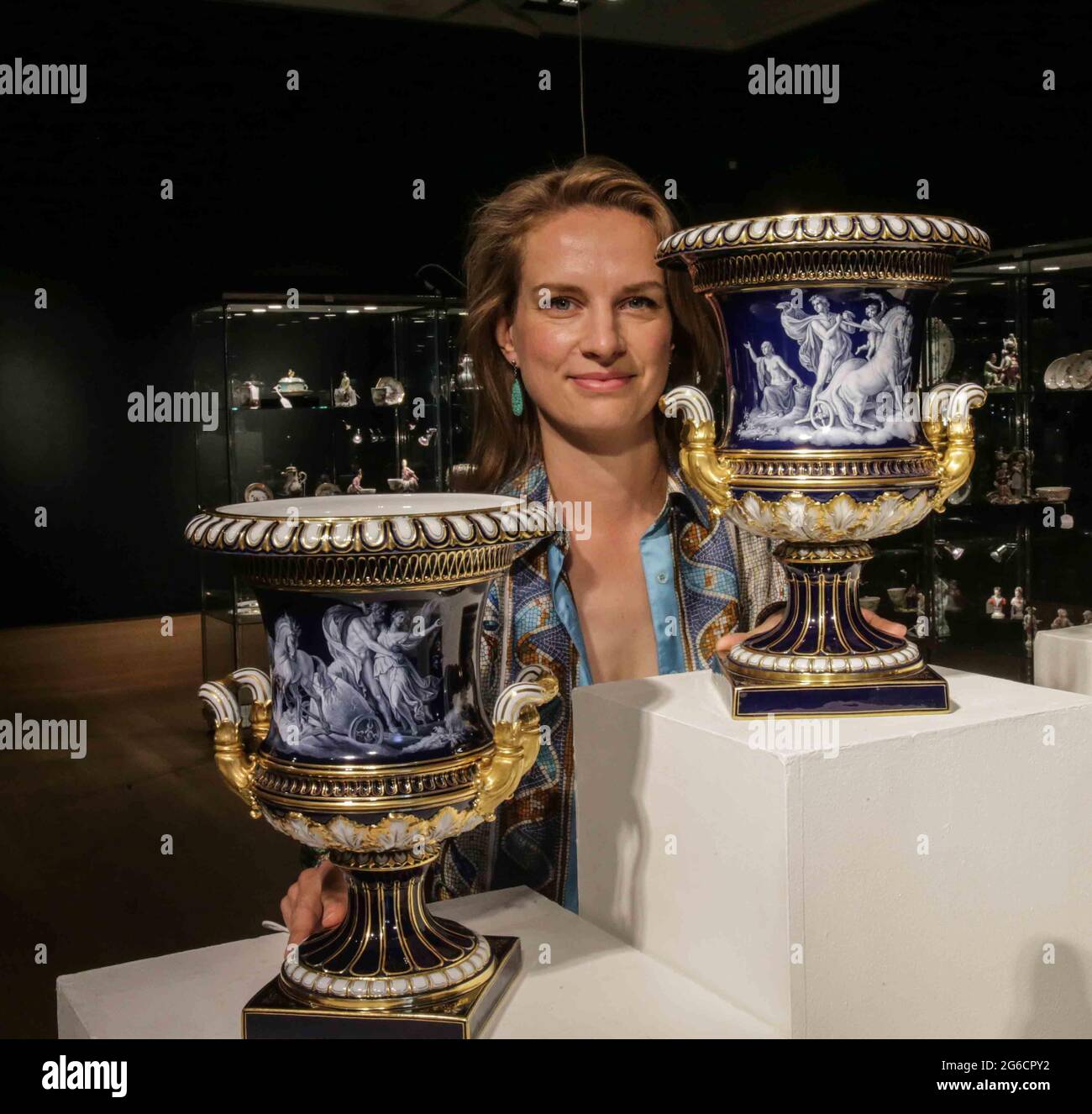 Londra 05 Luglio 2021 Bonhams Classic Week 500 anni di Ceramica europea un paio di Meissen Limoges smalto Est £20.000- 30.000Paul Quezada-Neiman/Alamy Live News Foto Stock