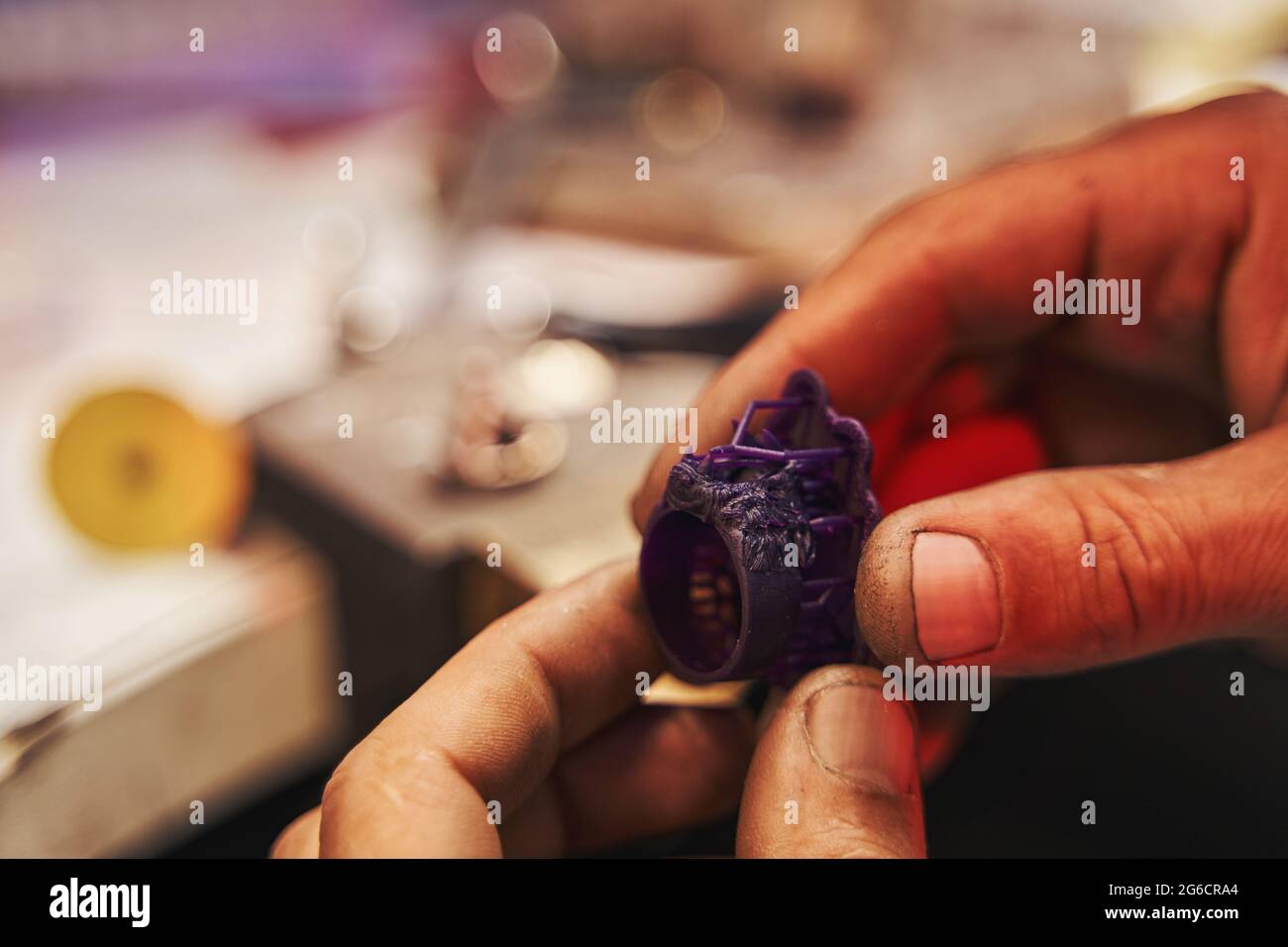 Prototipo ad anello in plastica nelle mani di gioielliere Foto Stock