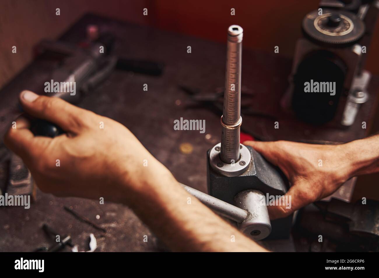 Uomo che forma la forma di anello con mandrino Foto Stock