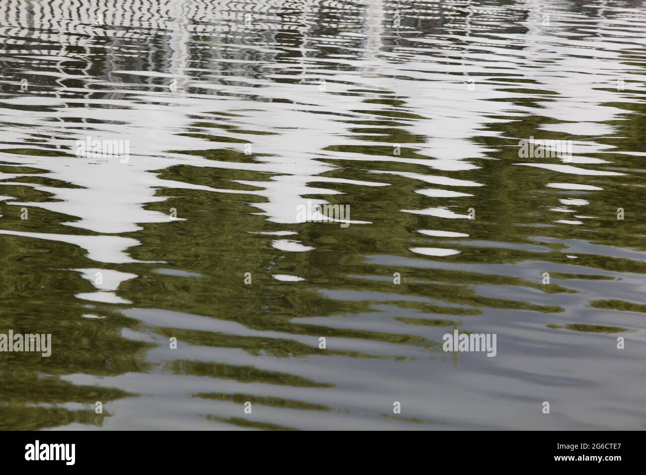 Hampton Court, Inghilterra, 2 luglio 2021: Bill Bailey sul Canal e Rivers Trust show Garden con il suo messaggio in una bottiglia. Rachel Royse/Alamy Live News Foto Stock