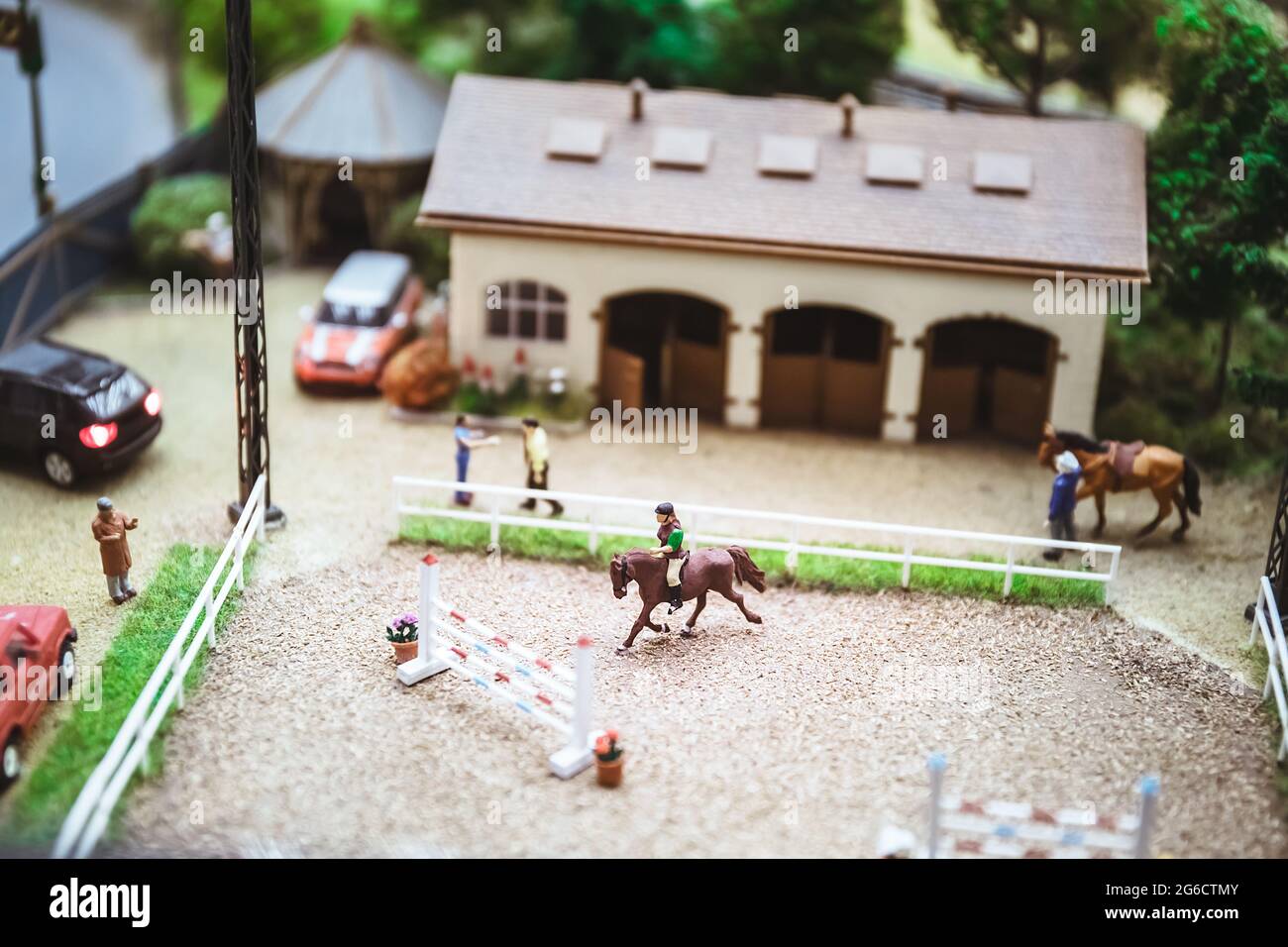 Persone in miniatura. Modelli in miniatura di allenamento per cavalieri. Equitazione. Modelli in miniatura come hobby. Situazioni di vita in miniatura. Modello maket. Foto Stock