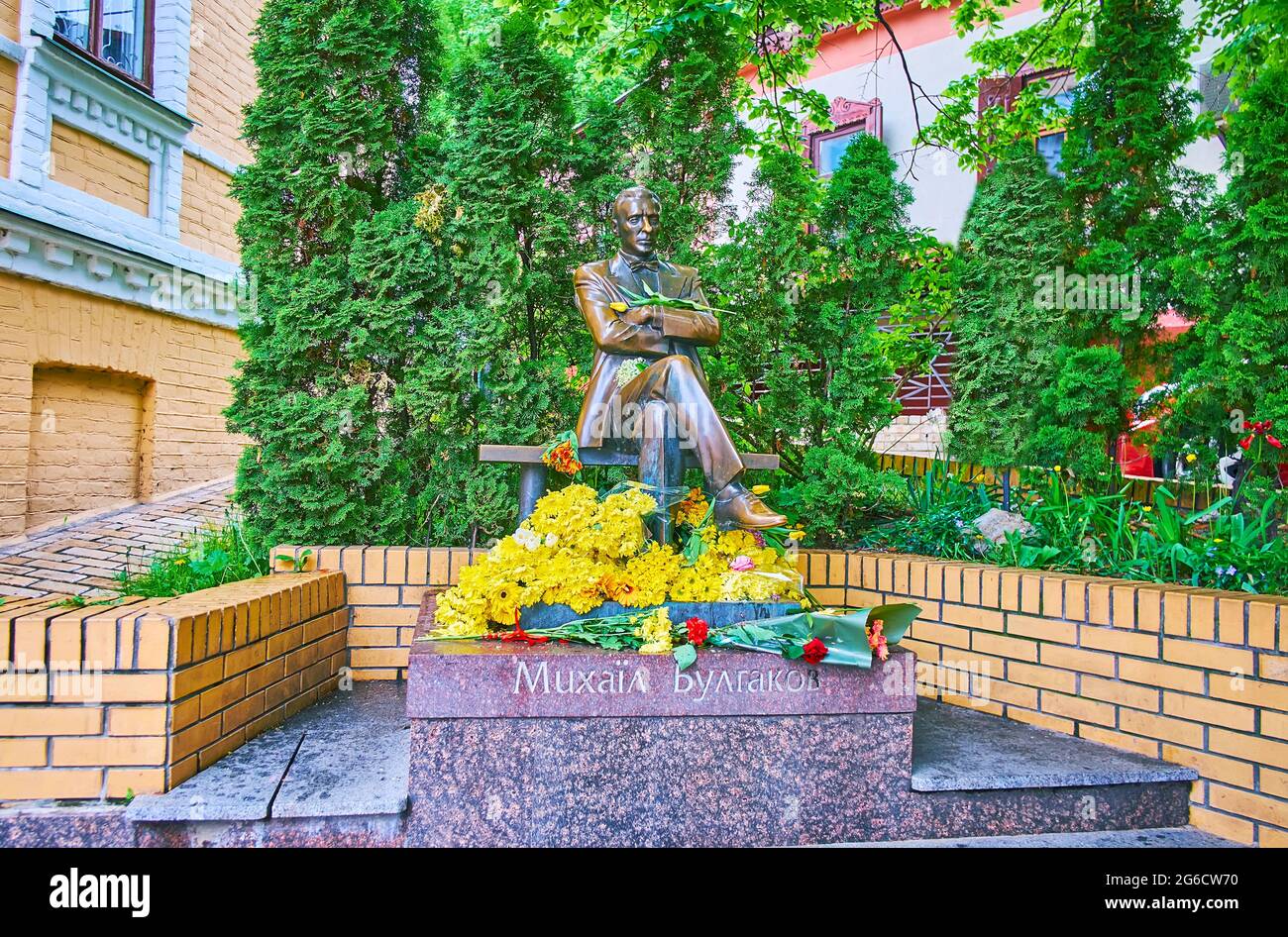 Il monumento al famoso scrittore Mikhail Bulgakov, situato nella sua casa in discesa di Andrew, Kiev, Ucraina Foto Stock