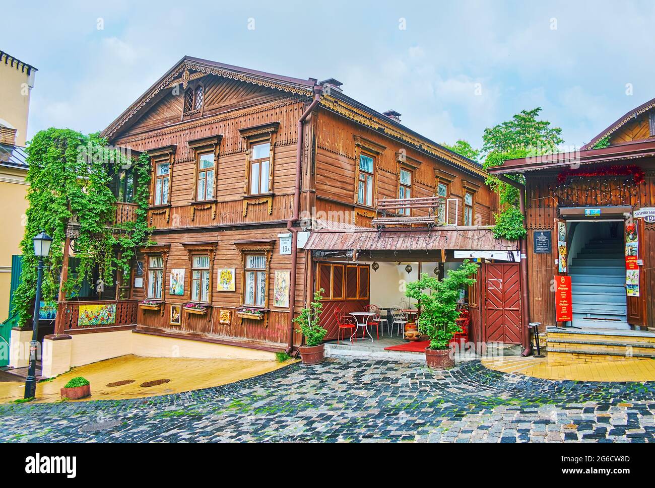 La scenografica casa in legno d'epoca, decorata con dettagli scolpiti, si trova nella discesa di Andrew, Kiev, Ucraina Foto Stock