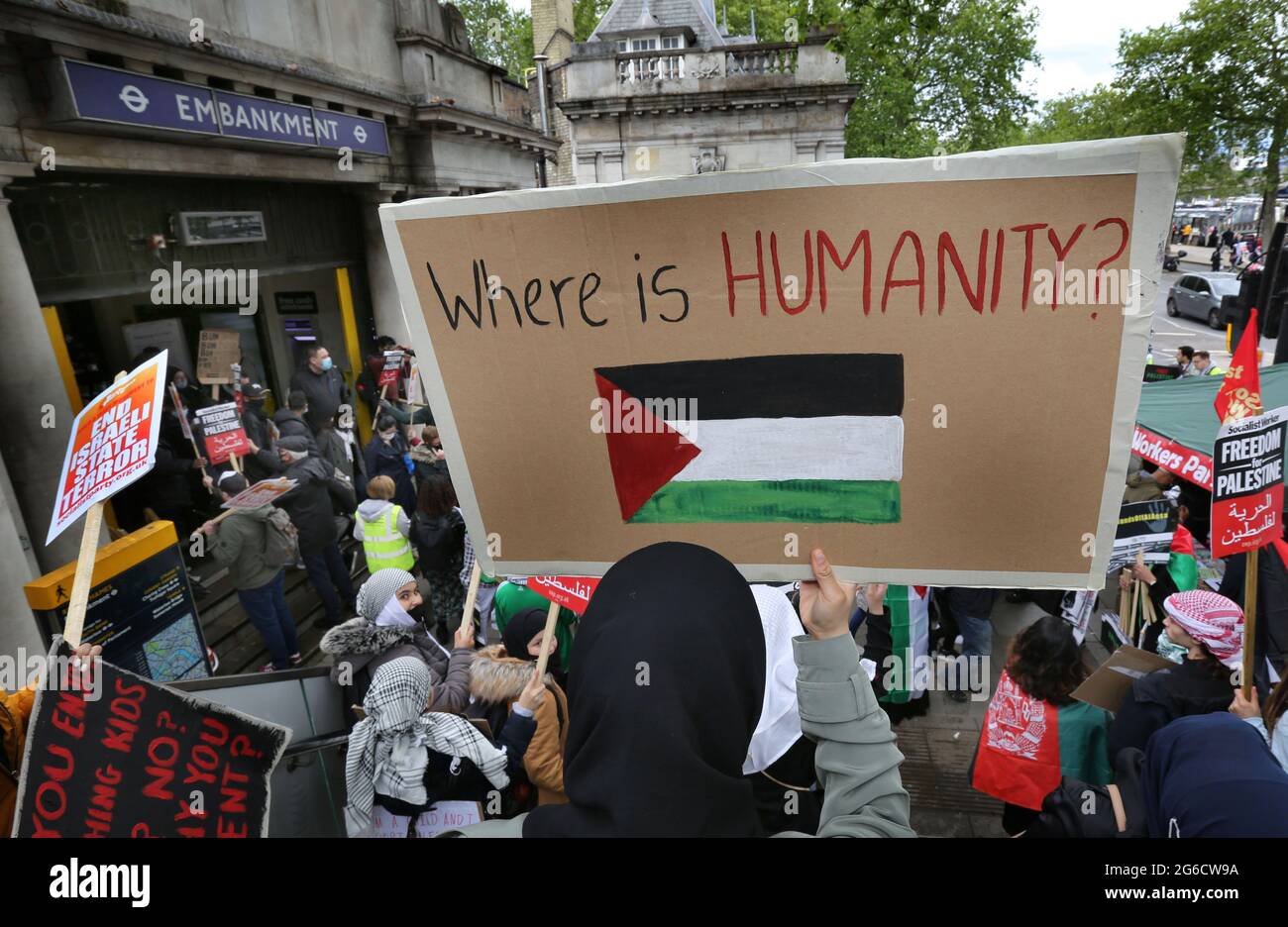 Londra, Regno Unito. 22 maggio 2021. Un manifestante ha un cartello che dice 'dove è l'umanità' durante la dimostrazione.migliaia di dimostranti Pro Palestinesi si radunano sull'Embankment prima di marciare attraverso il centro di Londra a Hyde Park. Chiedono di porre fine alla politica di Israele di discriminazione contro i palestinesi, di una Palestina libera e di porre fine all'occupazione illegale di Gaza. Credit: Martin Pope/SOPA Images/ZUMA Wire/Alamy Live News Foto Stock