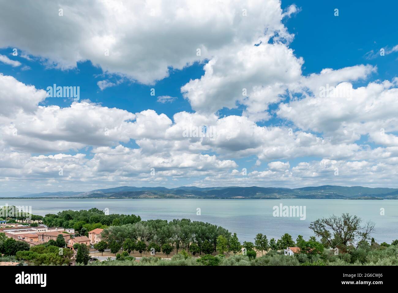 Splendida vista panoramica sul Lago Trasimeno da Castiglione del lago, Italia, sotto un cielo suggestivo Foto Stock