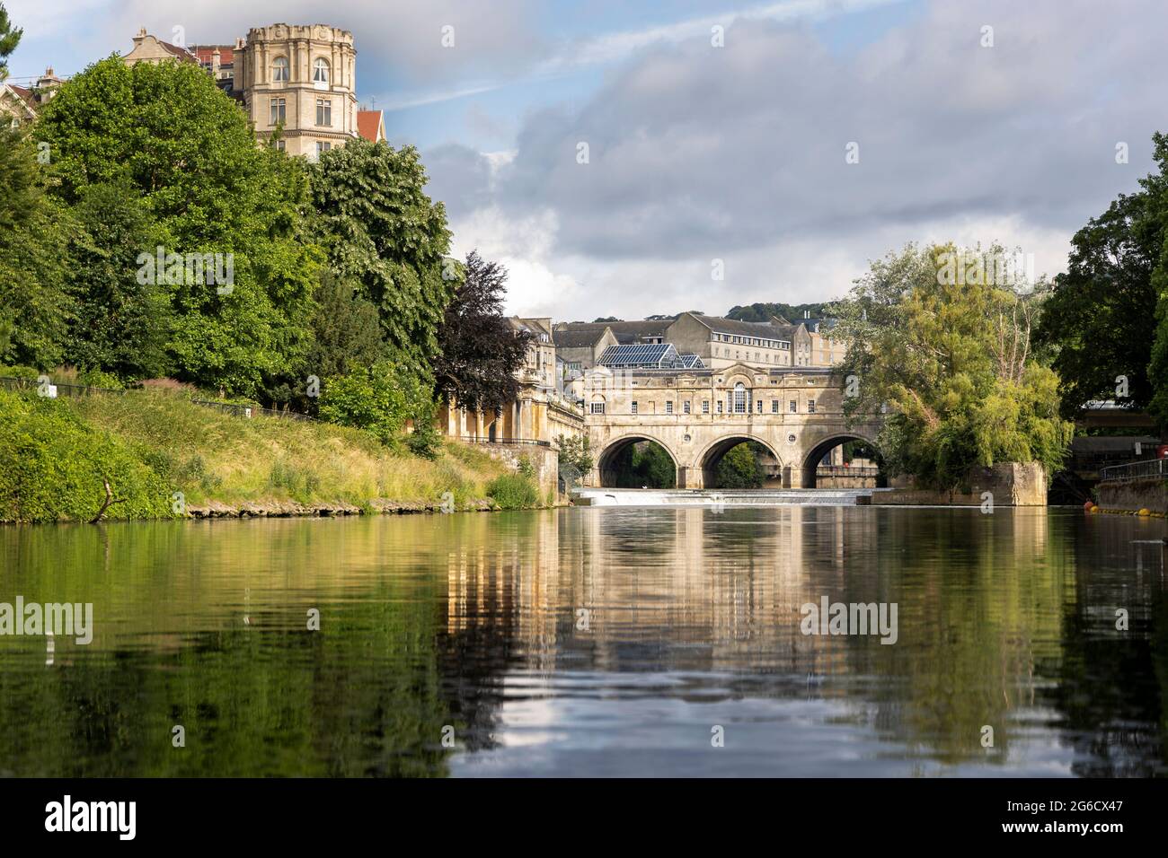 River Avon e Pulteney Bridge a Bath, Inghilterra Foto Stock
