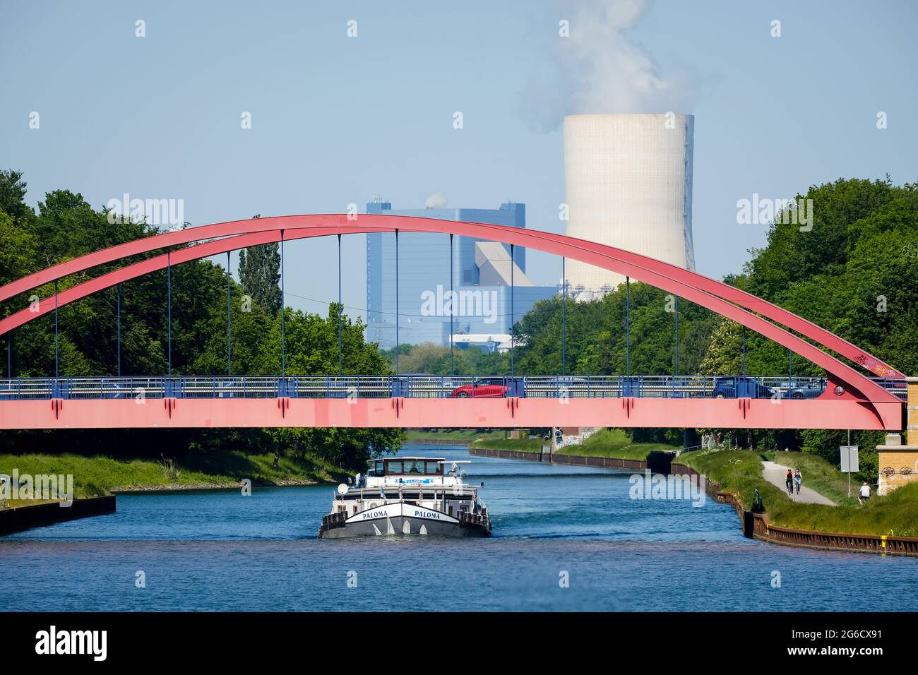 Castrop-Rauxel, Renania Settentrionale-Vestfalia, Germania - chiatta Paloma sta navigando sul canale Reno-Herne sotto il ponte di Wartburgstrasse, alimentazione a carbone Foto Stock