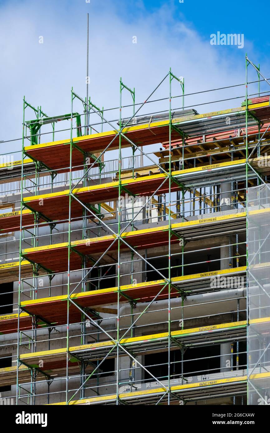 Essen, Nord Reno-Westfalia, Germania - ponteggi, cantiere, nuovo edificio alto con condomini. Foto Stock